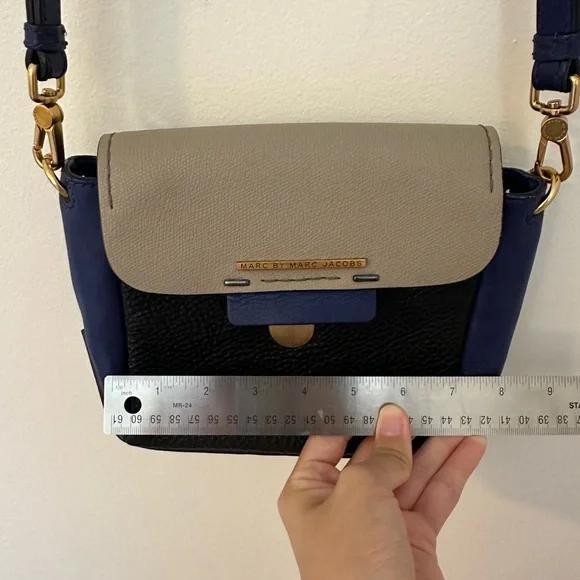 [SOLD] Like new Marc Jacobs Crossbody Bag Two Tone - Picture 12 of 13